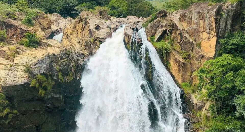 Doovili Ella Falls: A Natural Wonder of Sri Lanka