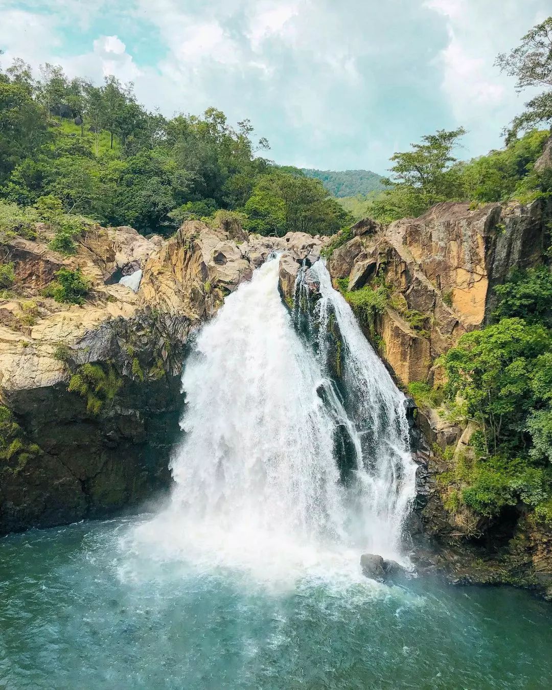 Doovili Ella Falls: A Natural Wonder of Sri Lanka