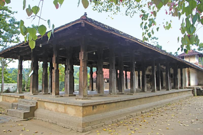 Embekka Dewalaya: A Masterpiece of Sri Lankan Woodcraft